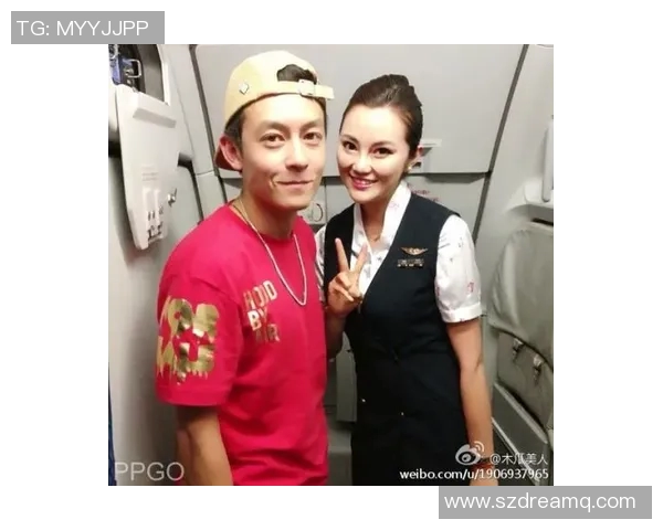 足球明星与女足球员亲密合影展现运动魅力与性别平等的美好瞬间