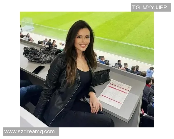 穆氏足球明星女友最新照片曝光引发热议网友纷纷点赞评论不断